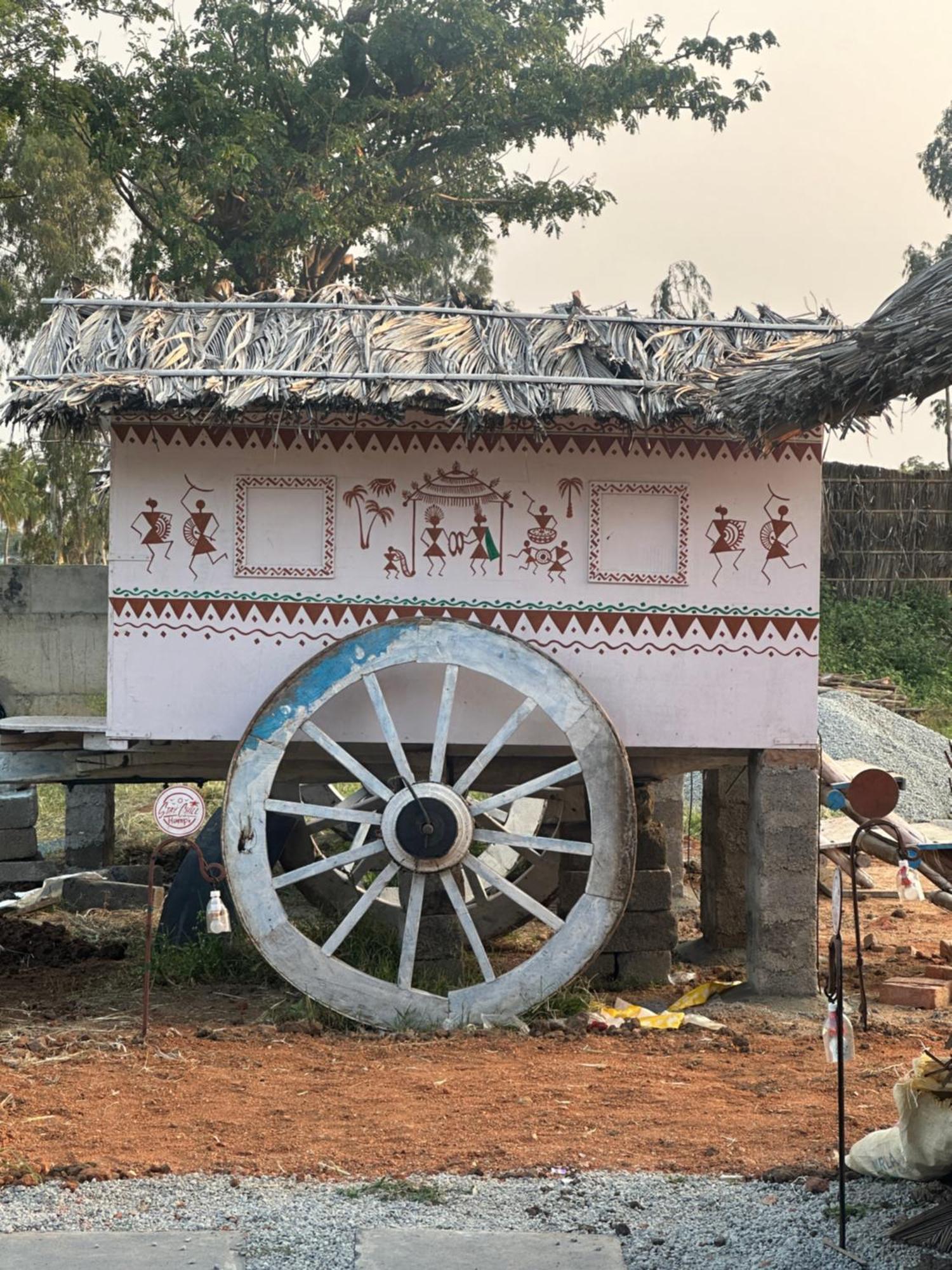 The Gravity Cafe -A Unit Of Staychillhampi Exterior photo